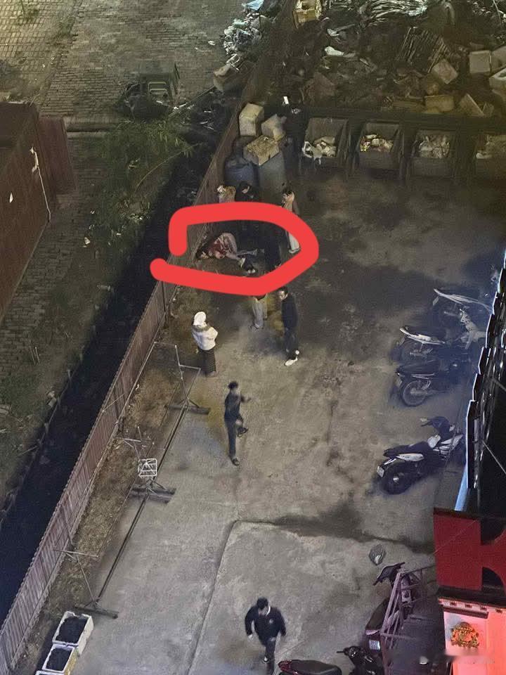 太可怕了
男友捅了女友29刀
最后女的当场死亡，男的自首
发生在越南北江sky 