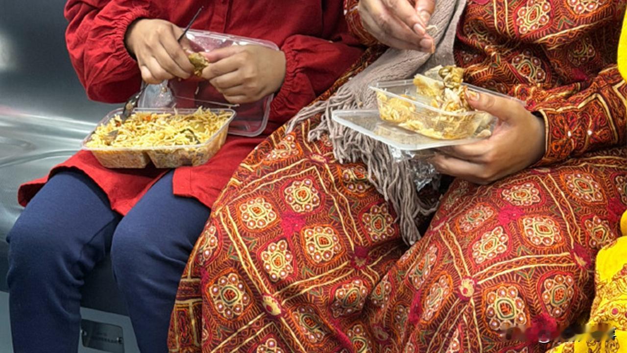 近期，一起发生在深圳地铁内的事件引起了广泛关注：一位来自印度的乘客在车厢内享用手