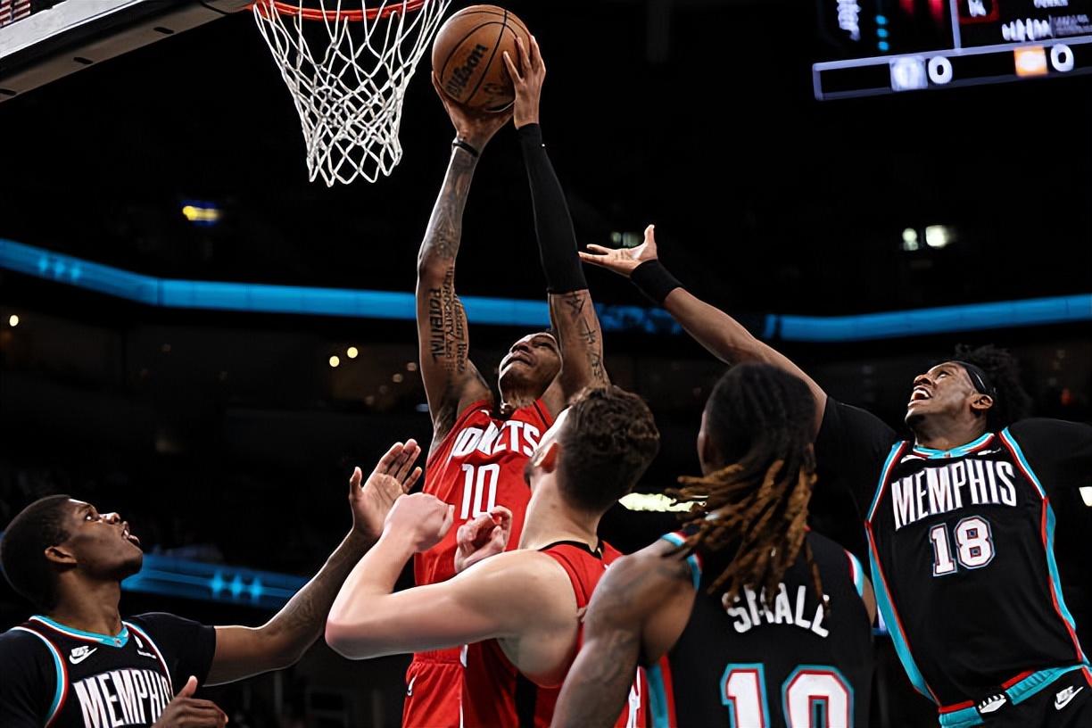 最近8场比赛，小贾巴里-史密斯的三分命中率都没有超过四成，最近4场比赛，史密斯在