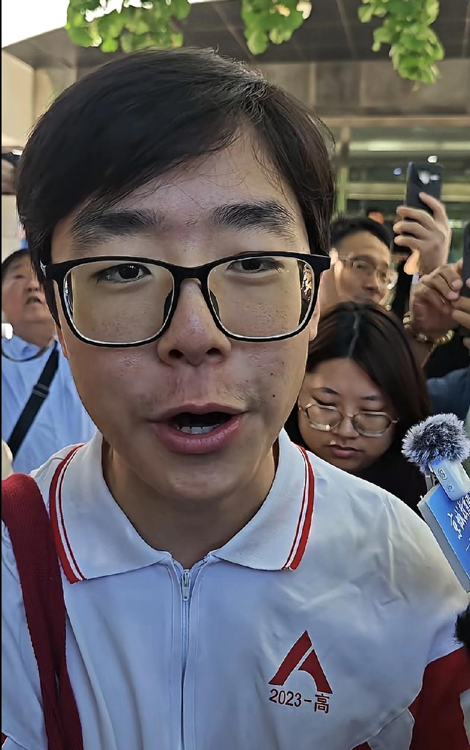 高考提前交卷20分钟，记者问他为什么不检查。他说了一句话，戳中了所有考过试的人。