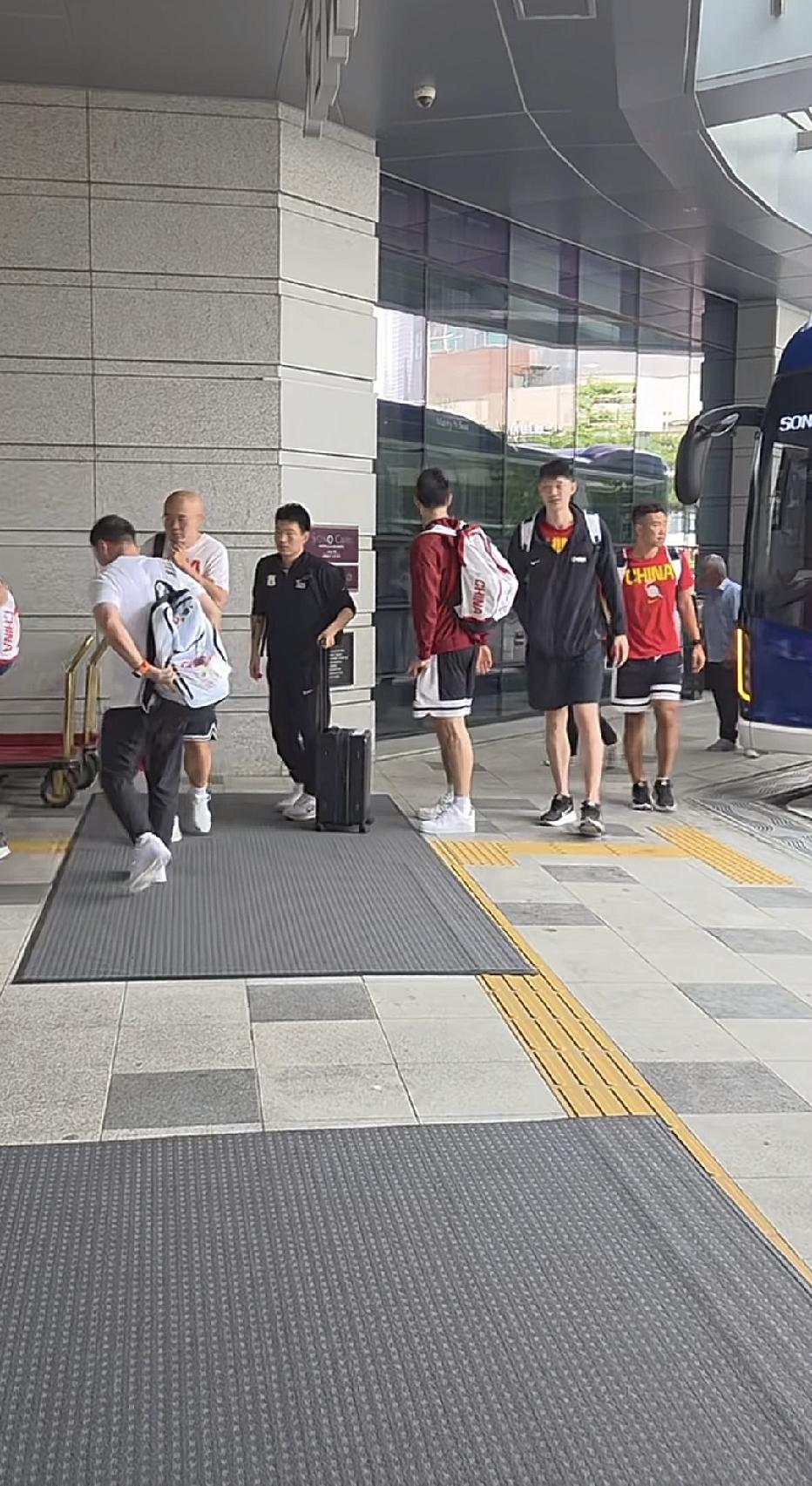 令球迷失望了！中国男篮已经抵达韩国，这次带了12名球员过去，这12人就是昨晚打日