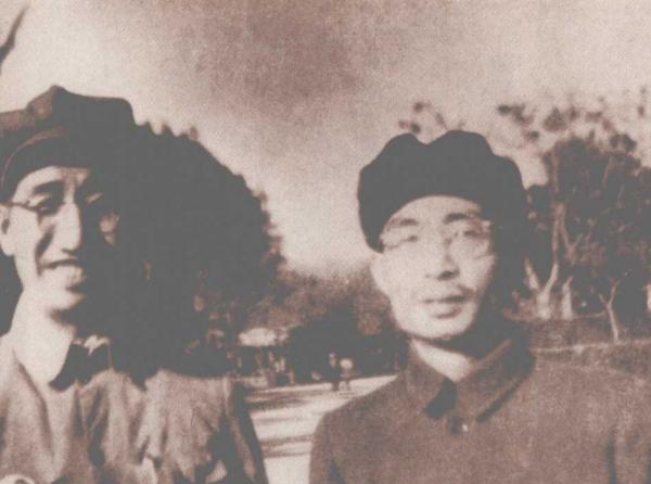 左边是徐向前，右边是开国上将傅钟。在红四方面军，徐向前担任总指挥，傅钟当过方面军