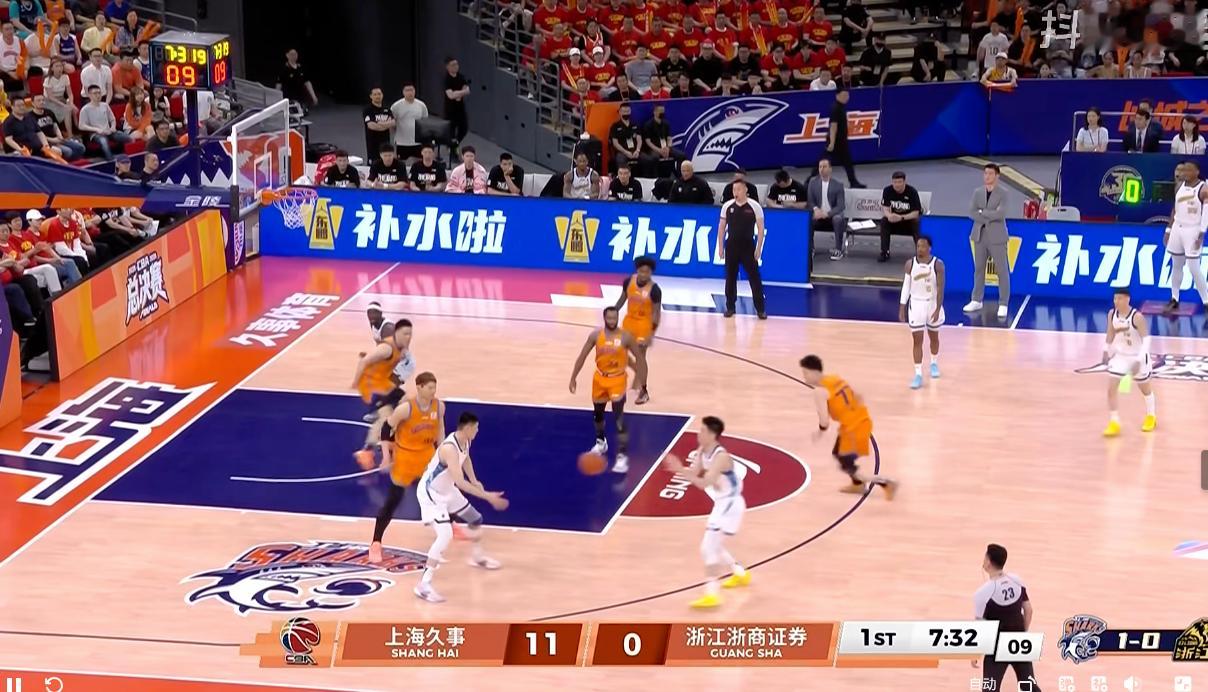 洛夫顿今天带伤出战，上海开局打出11-0上海男篮vs广厦男篮