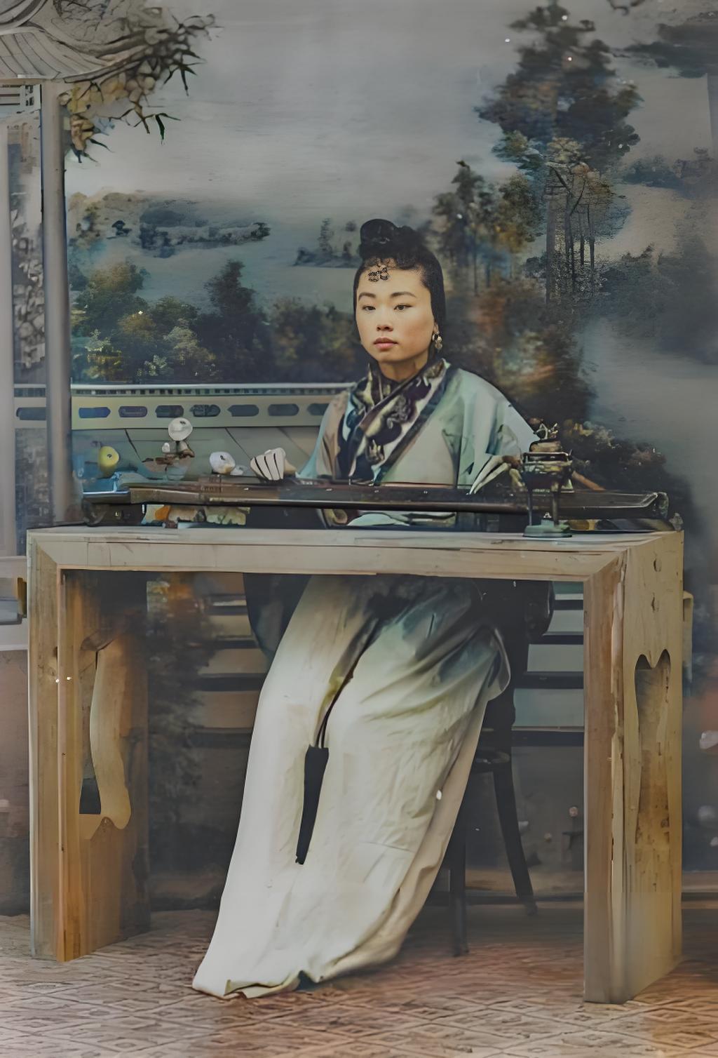 这是一张极具古典韵味的老照片，画面中一位身着传统汉服的女子，正端坐在古朴桌案前，