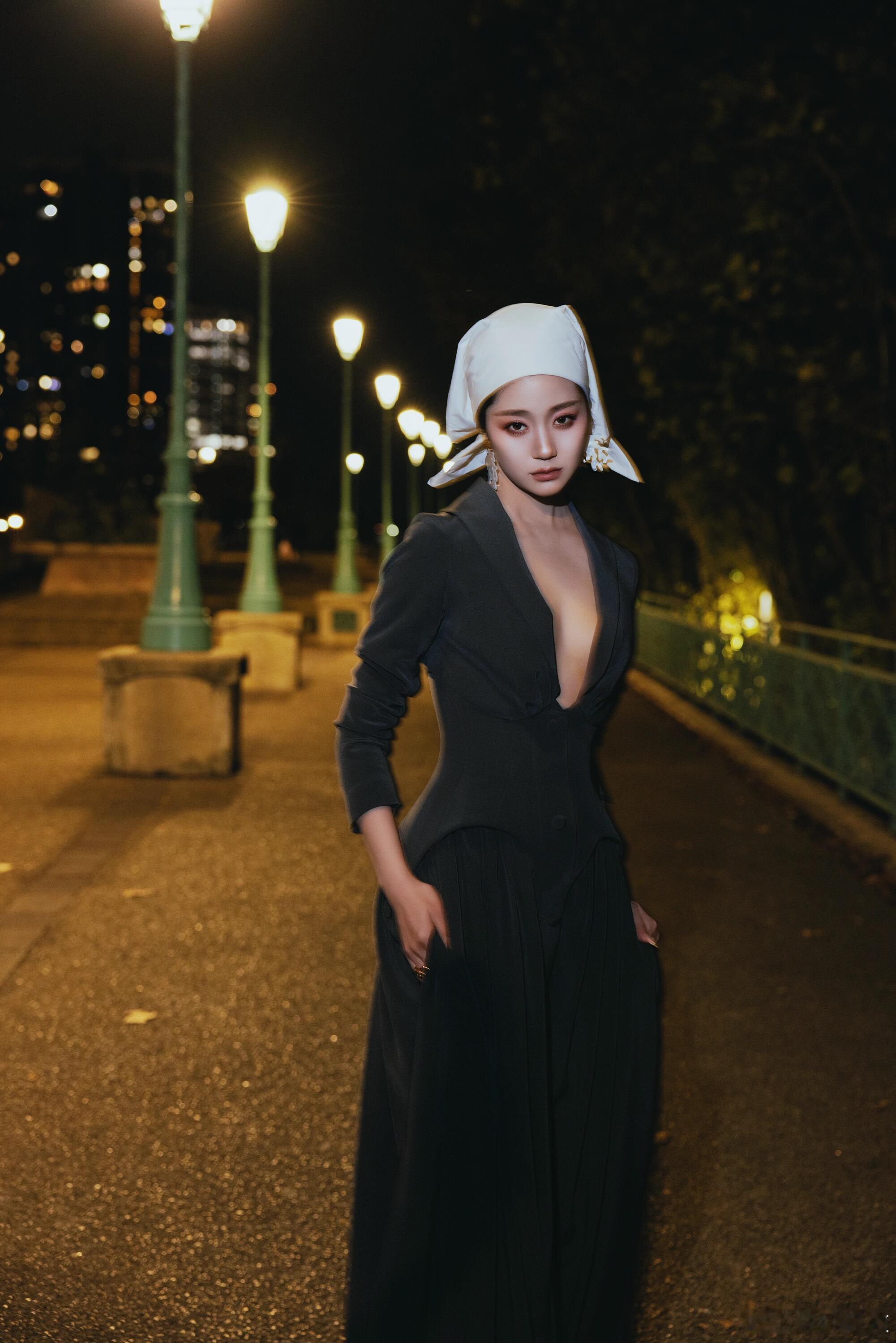 万千惠戴珍珠耳环少女既视感万千惠巴黎夜晚上演名画出逃谁懂啊！当经典名画走进巴黎夜