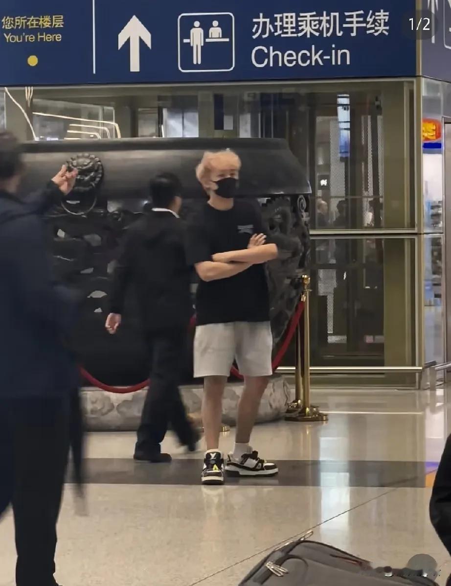 王晨策早早的来机场接楚钦了，
今天国乒从日本回北京，王晨策早早的就在机场等候了，
