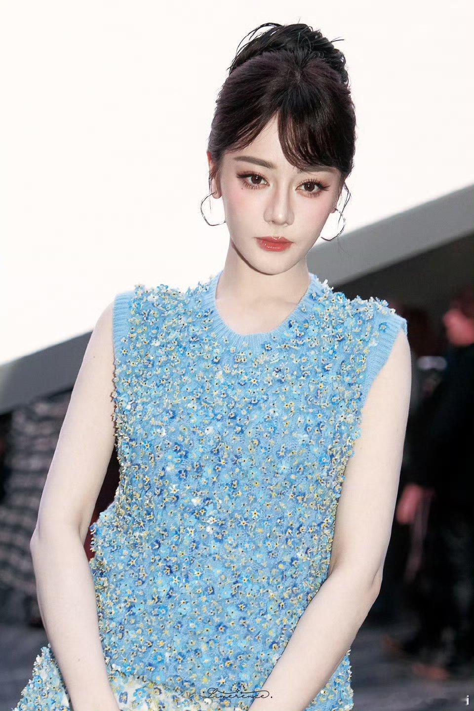 迪丽热巴 芭比娃娃看秀感觉是蓝莓味小蛋糕很阳光，视觉盛宴呀，给人焕然一新的感觉啊