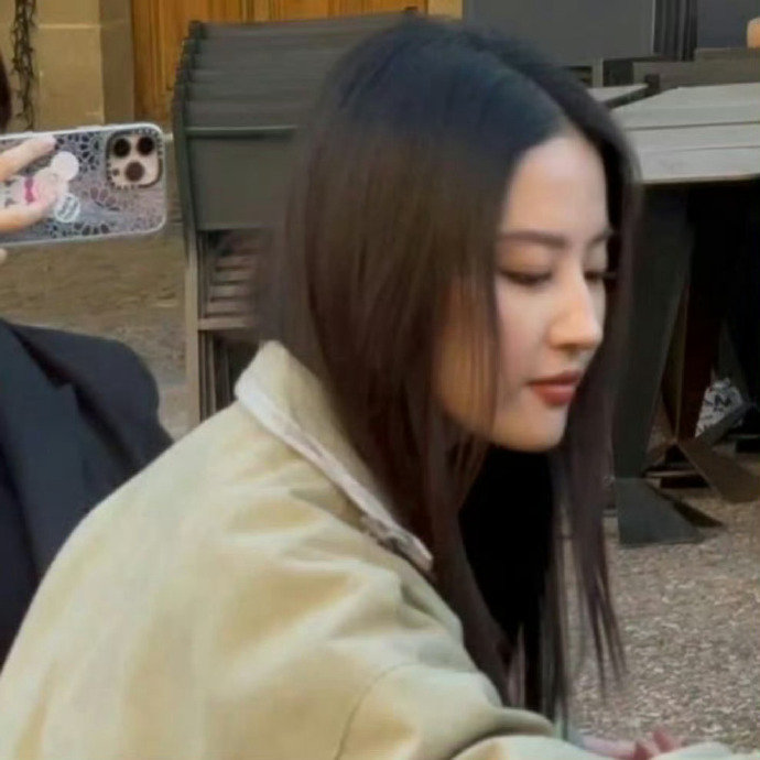 刘亦菲黑长直梦回小龙女时期刘亦菲黑长直太绝了！清冷仙气 + 古典美貌，直接把我拉
