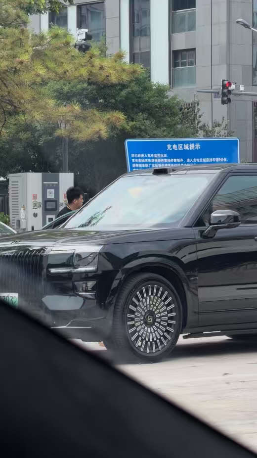 水均益北京排队充电被一眼认出央视名嘴水均益都提极氪9X了，充电站偶遇被路人认出来