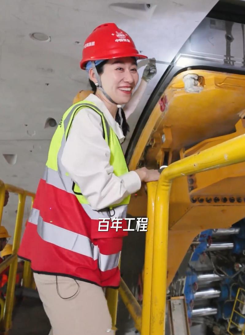 这一刻科技强国具象化了 港珠澳大桥与金塘海底隧道，一海之隔，一脉相承——都是用科