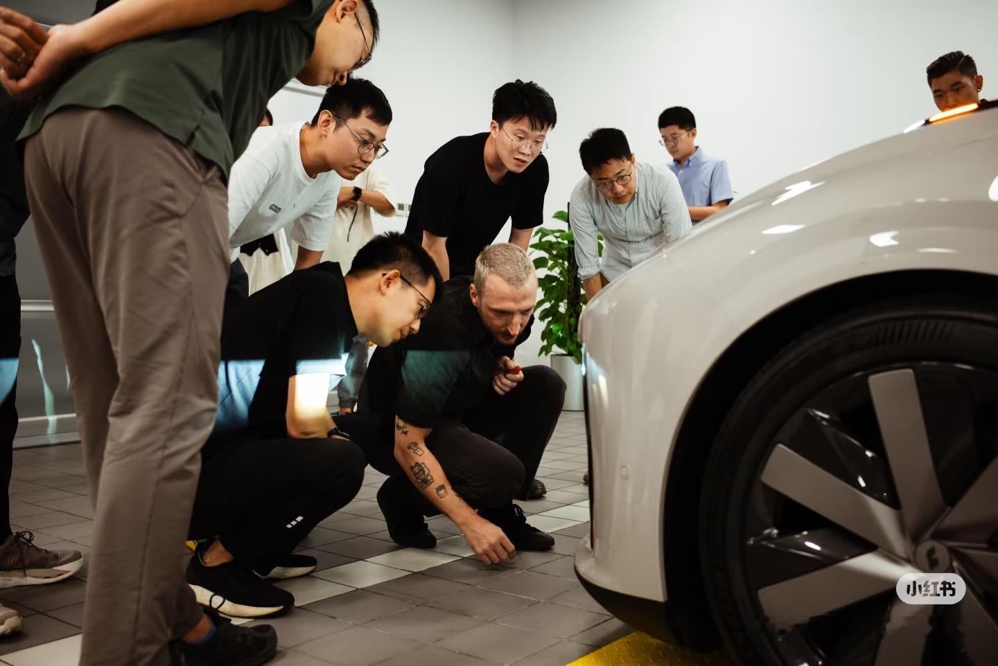 来自理想i6设计师的照片，拍摄于i6上市前，产品的同学们一起研究产品总是特别快乐