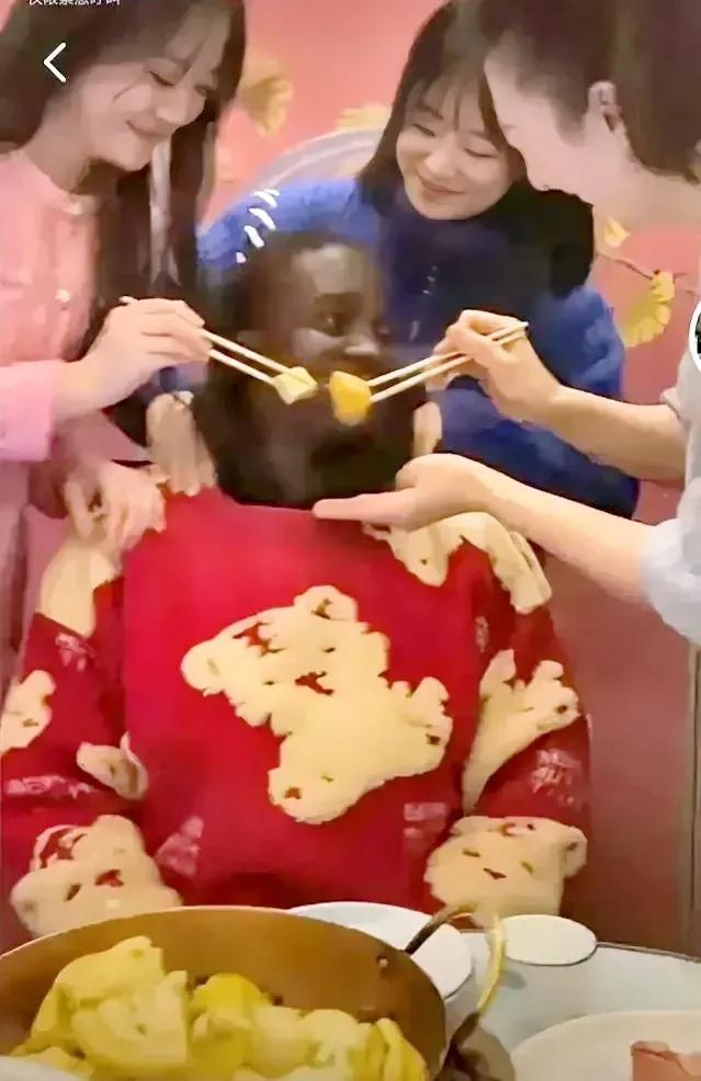 我去，非洲留学生已经变成香饽饽了！不只是香饽饽，甚至变成了王子了，三个大美女陪伴