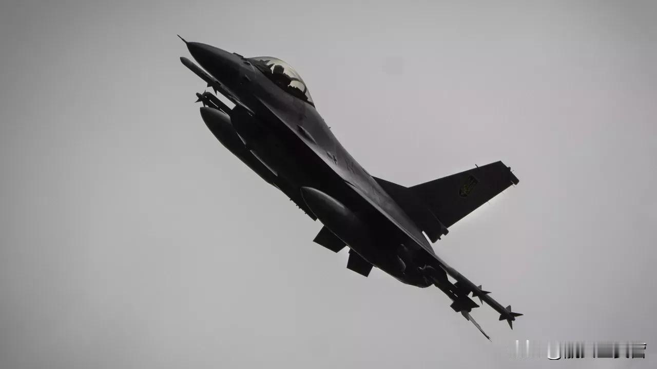 五角大楼发布消息称，美国务院批准了为提供给乌克兰的F-16进行维护的2.66亿美