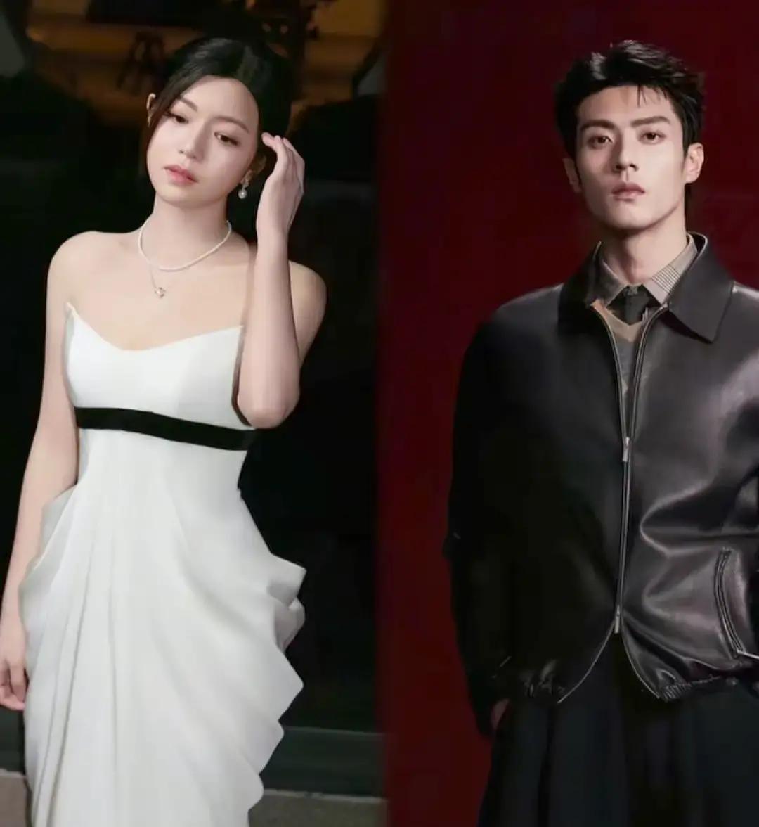 别再猜了，人家刚一起赚完钱。
你看到综艺里的沉默是“感情破裂”，业内人士看到的是