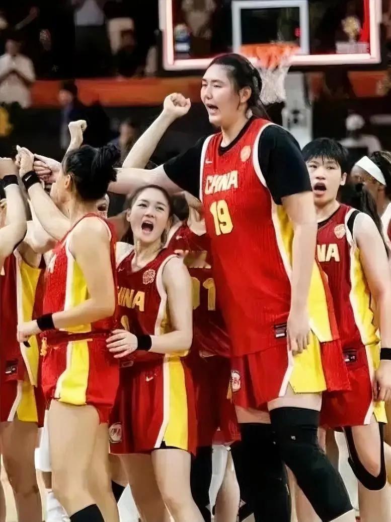 中国女篮65分狂胜泰国夺亚运开门红：这才是我们该追的“顶流”！
当终场哨声响起，