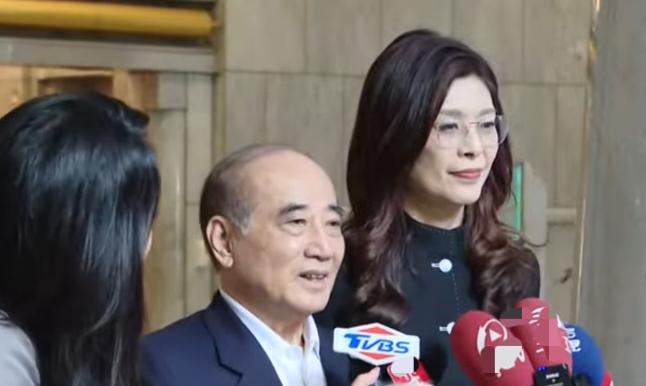 国民党主席郑丽文今天身穿正装拜会了王金平，郑丽文向王金平报告了本次大陆和平之旅取