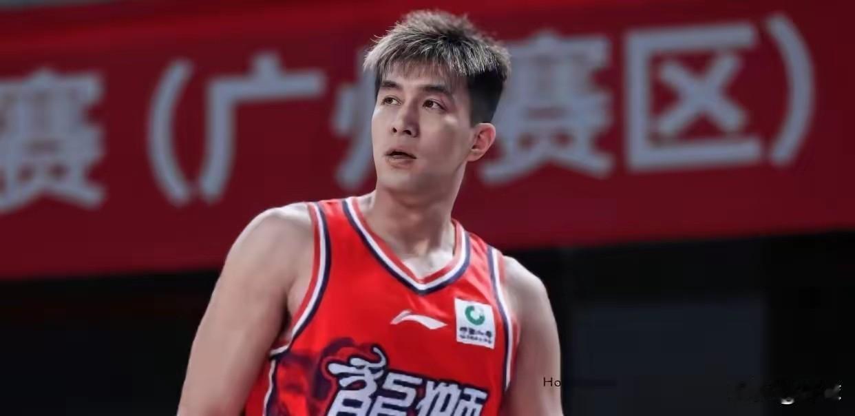 今天广州龙狮队宣布球队与郭艾伦告别的长文。这宣布了郭艾伦正式离开了广州龙狮。
在