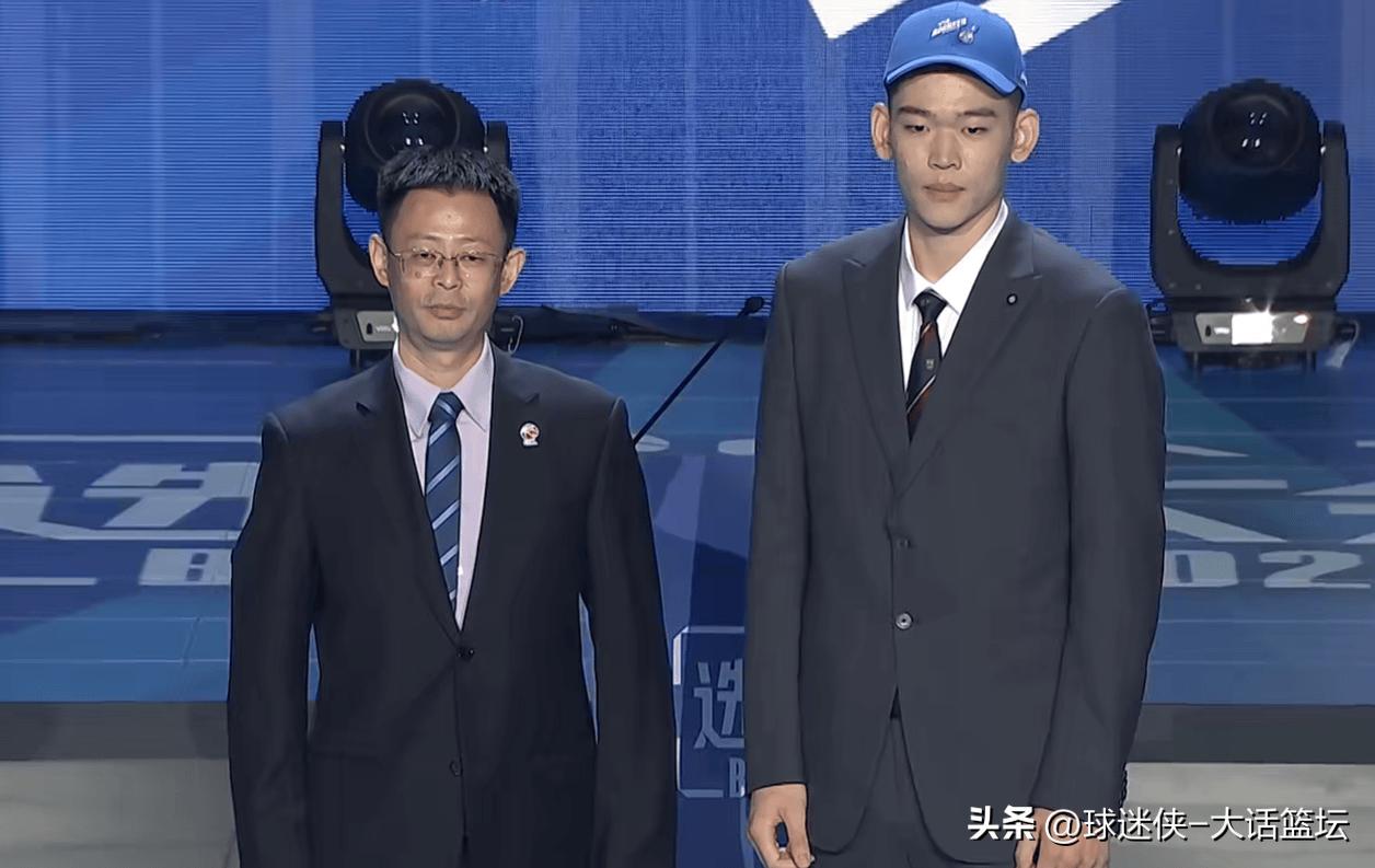 郑博文当选2026年CBA探花秀！

今日CBA选秀大会，宁波男篮在首轮第三顺位