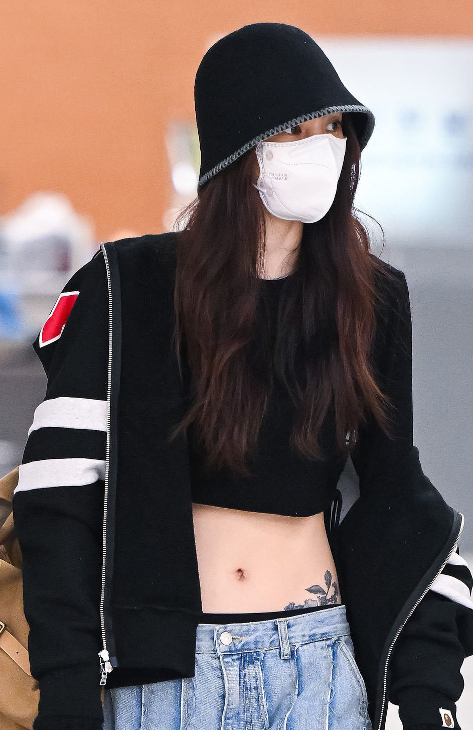 韩素希上传的腰部完整纹身图案是勿忘我与祖母生日花的组合她从 5 岁起就由奶奶抚养