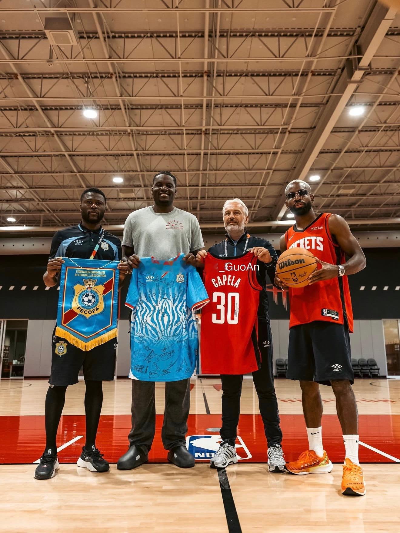 刚果（金）国家队受邀参观NBA休斯顿火箭队的训练基地，巴坎布与火箭中锋卡佩拉合影