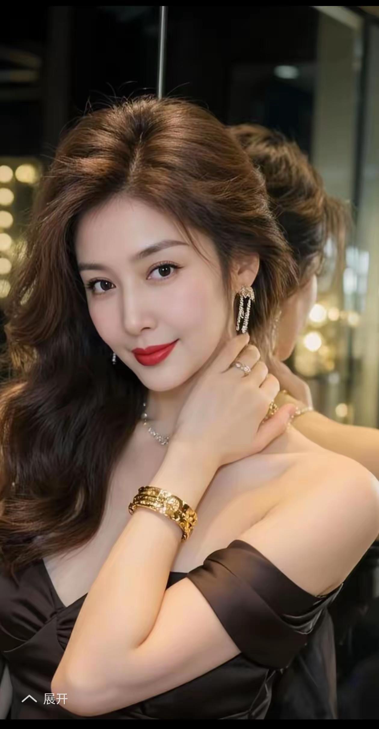 优雅红唇，闪耀珠宝，镜中倒影，尽显魅力！🌟🍎🌴