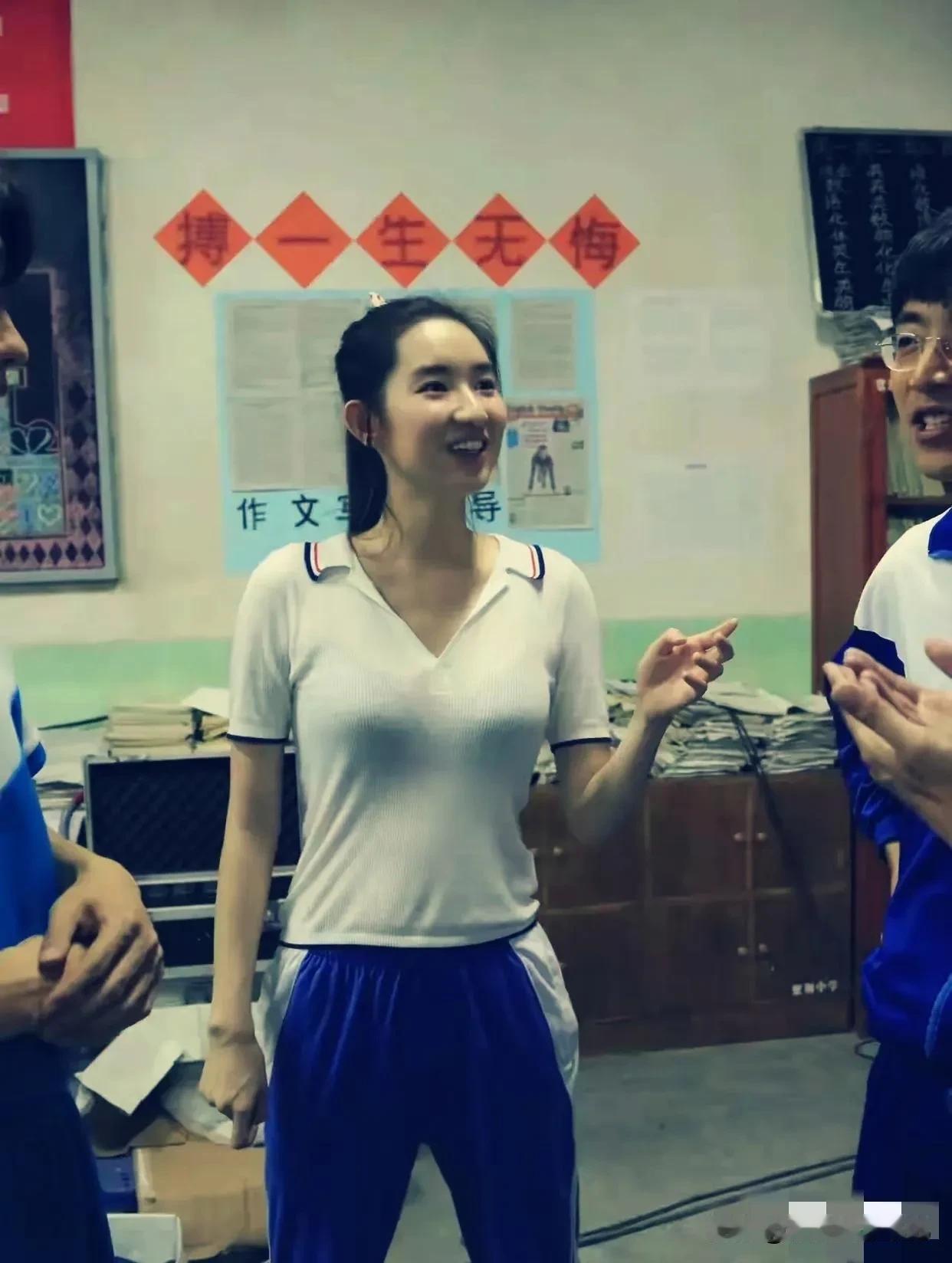 80年代校服，还是以前的质量好，看着非常纯洁质朴无华。