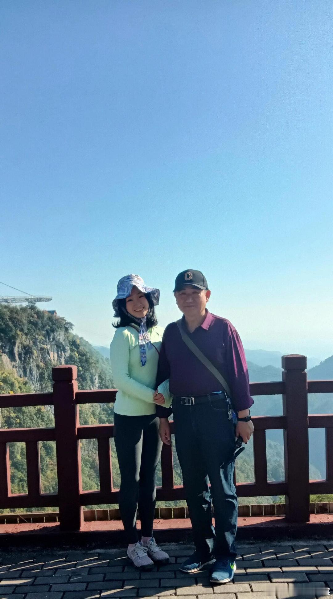 #实现了20年前给爸爸的承诺#原来这么快20年已经过去了而父亲也已经变老了，小的