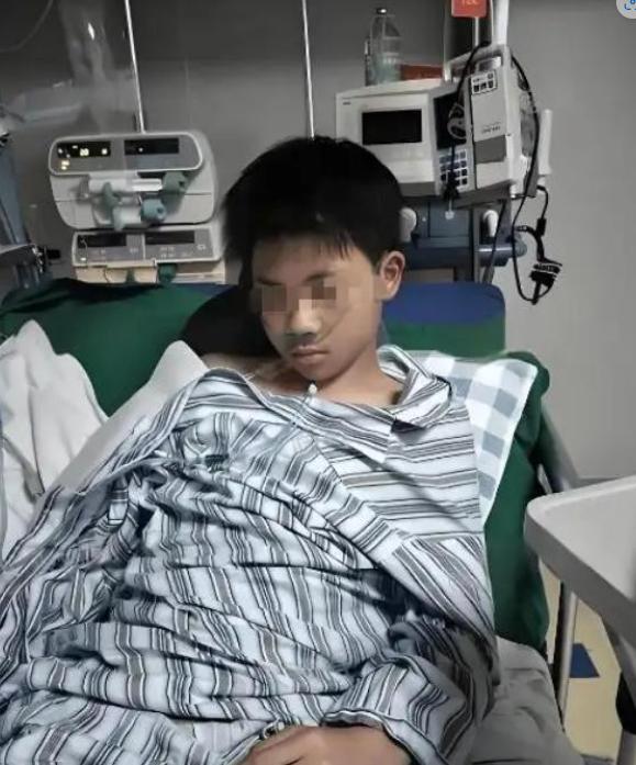 16岁男孩诊断重度抑郁，花光35万积蓄治疗无效，父亲一脚踹去：“装模作样！”想不