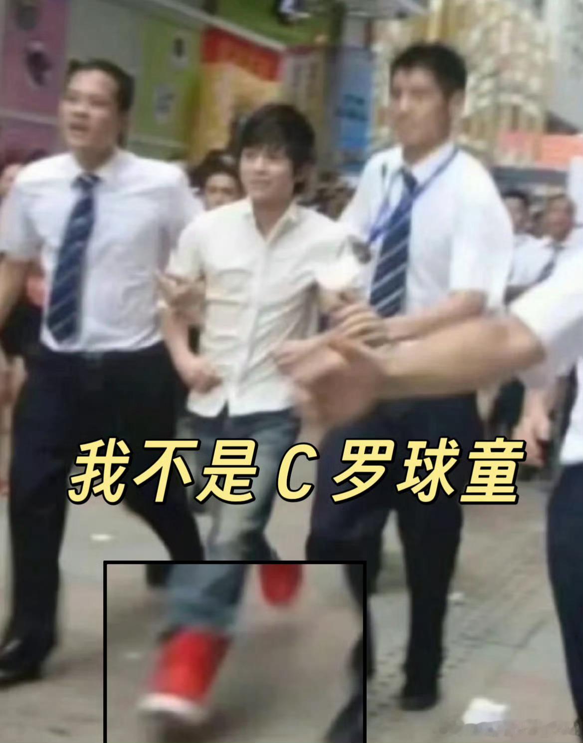 武艺澄清没有给C罗做球童 是谁在说武艺去给C罗做“球童”了呀？看给他急得都亲自下