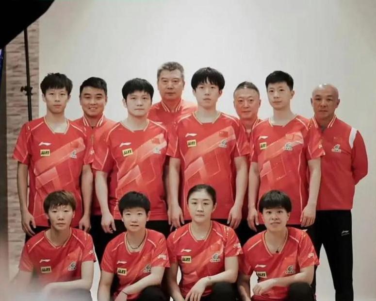 8位乒坛名将与4位功勋教练同框：
李隼高大健硕，目光沉和；王皓笑逐颜开，满面春风