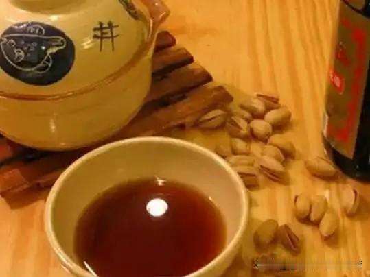 端午最大误区！喝雄黄酒能杀菌？官方紧急辟谣：加热即变剧毒砒霜
 
年年端午，家家