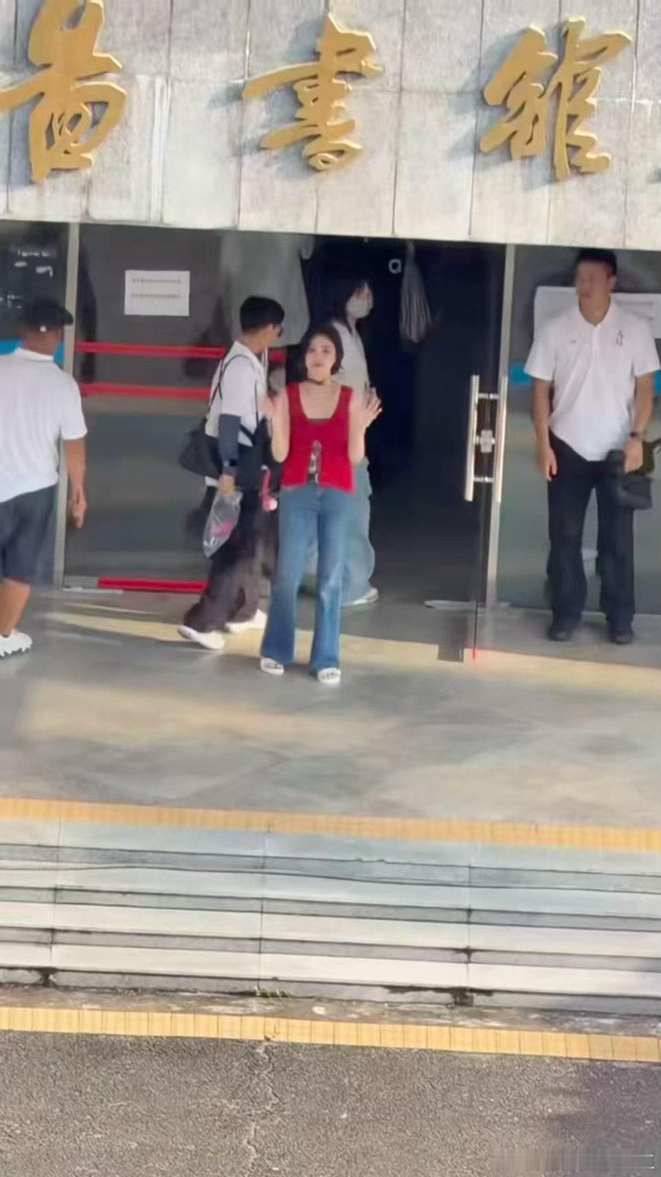 白鹿短发港风女郎 救命，这也太美了吧！红色与短发的碰撞，火花四溅，完全就是画报里