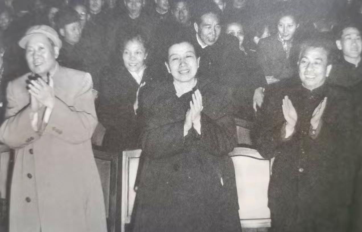 一张罕见同框照：并肩而立，平和气度里藏着一个时代
 
一张老照片，没有喧嚣场面，