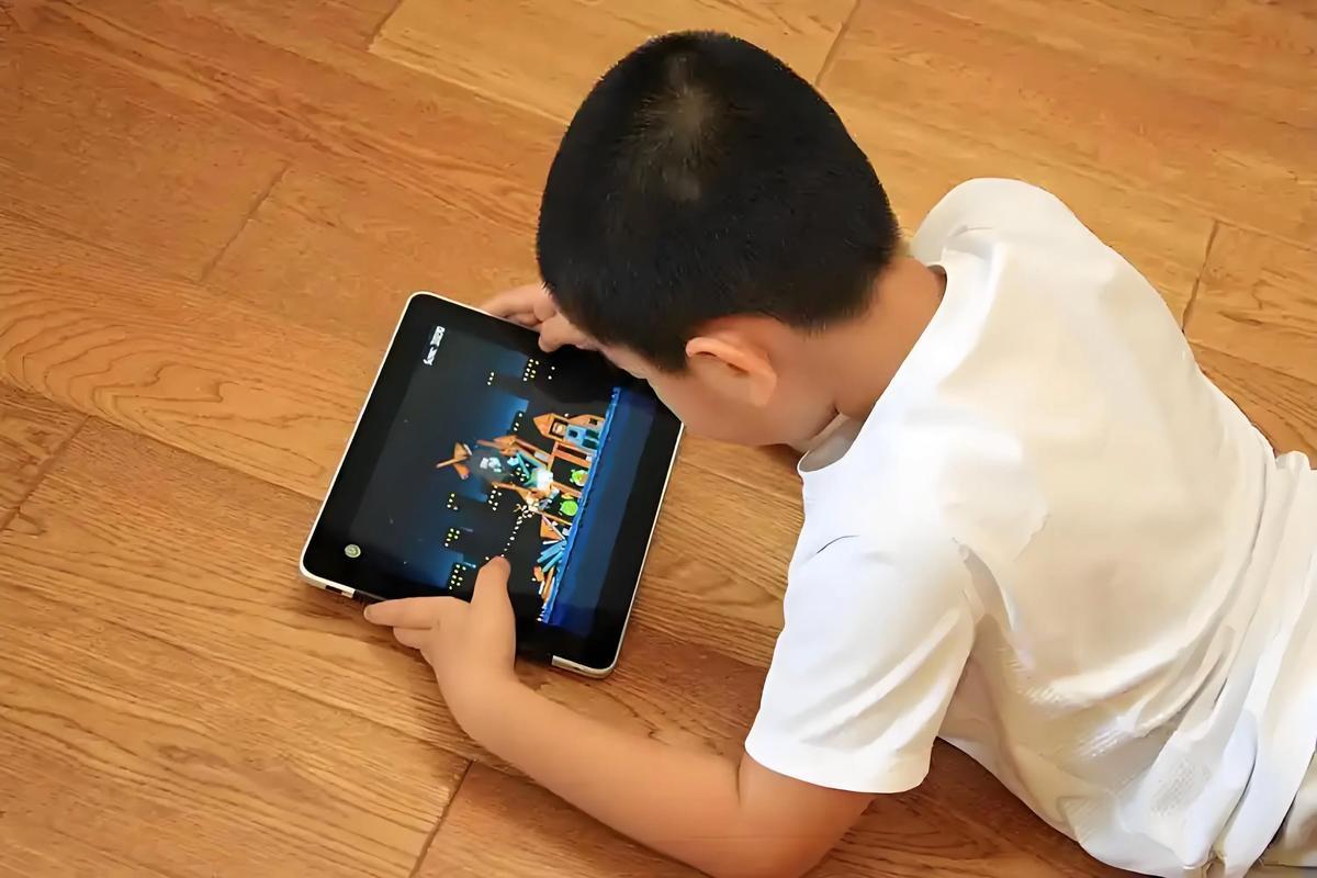 这段时间，我发现小孙子不玩文具了，一直抱个平板玩游戏，原来不离手的好玩具看也不看