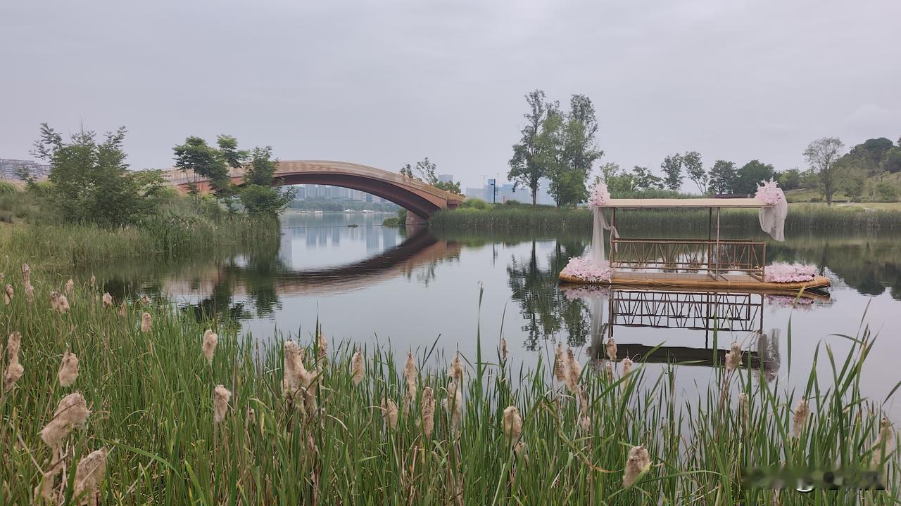多云漫覆天际，柔云错落浮于兴隆湖上空，天光温润不灼人。澄澈湖面轻漾细纹，将流云与