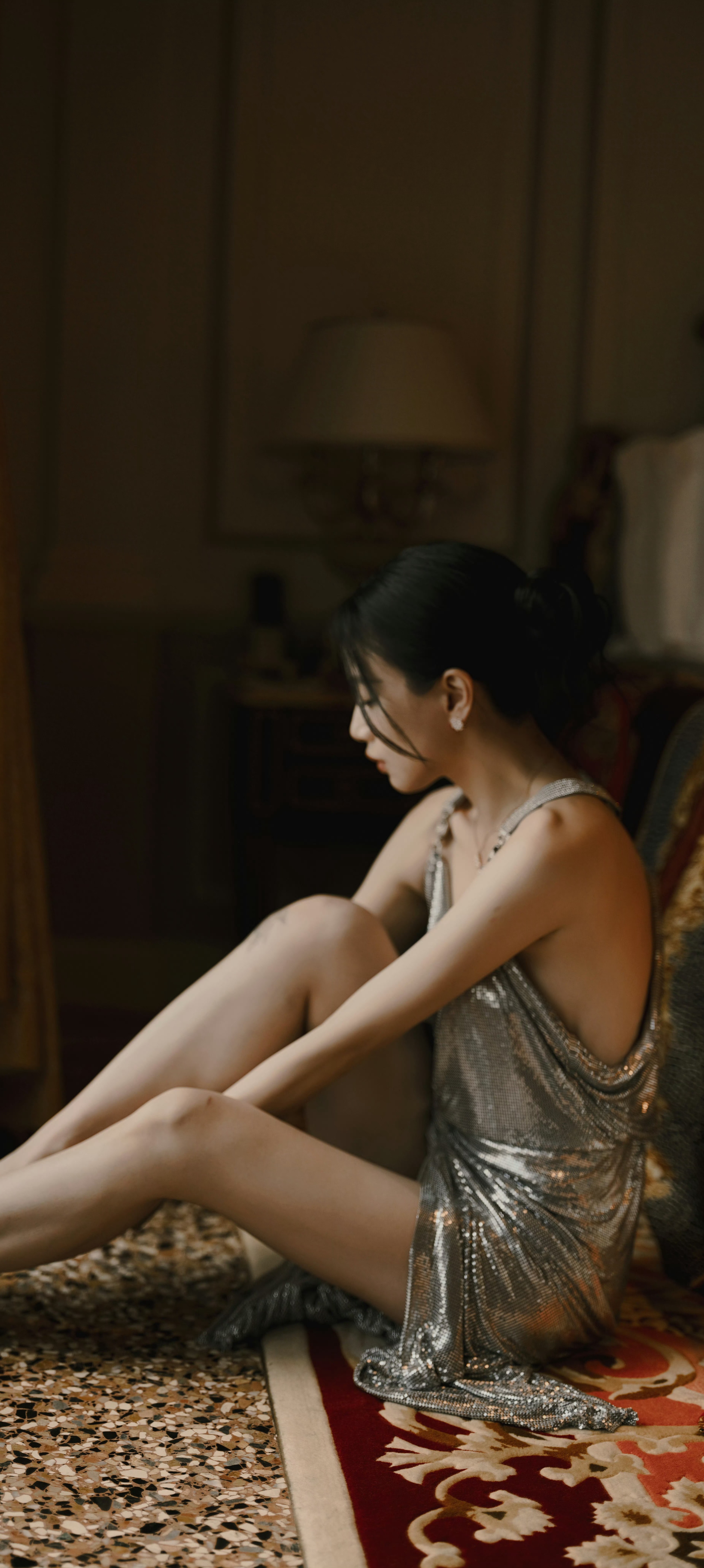 李梦壁纸精选，银色吊带裙美腿妆造。李梦