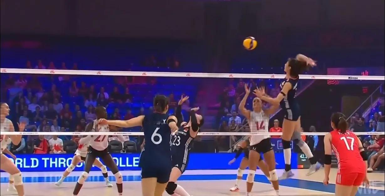世界女排联赛美国阿灵顿站，中国队对阵加拿大队，中国队2-0领先。
加拿大队副攻在