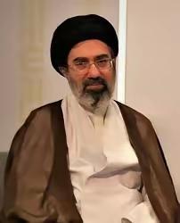 3月23日，《华盛顿邮报》援引美以安全官员消息称，伊朗新任最高领袖穆杰塔巴在父亲