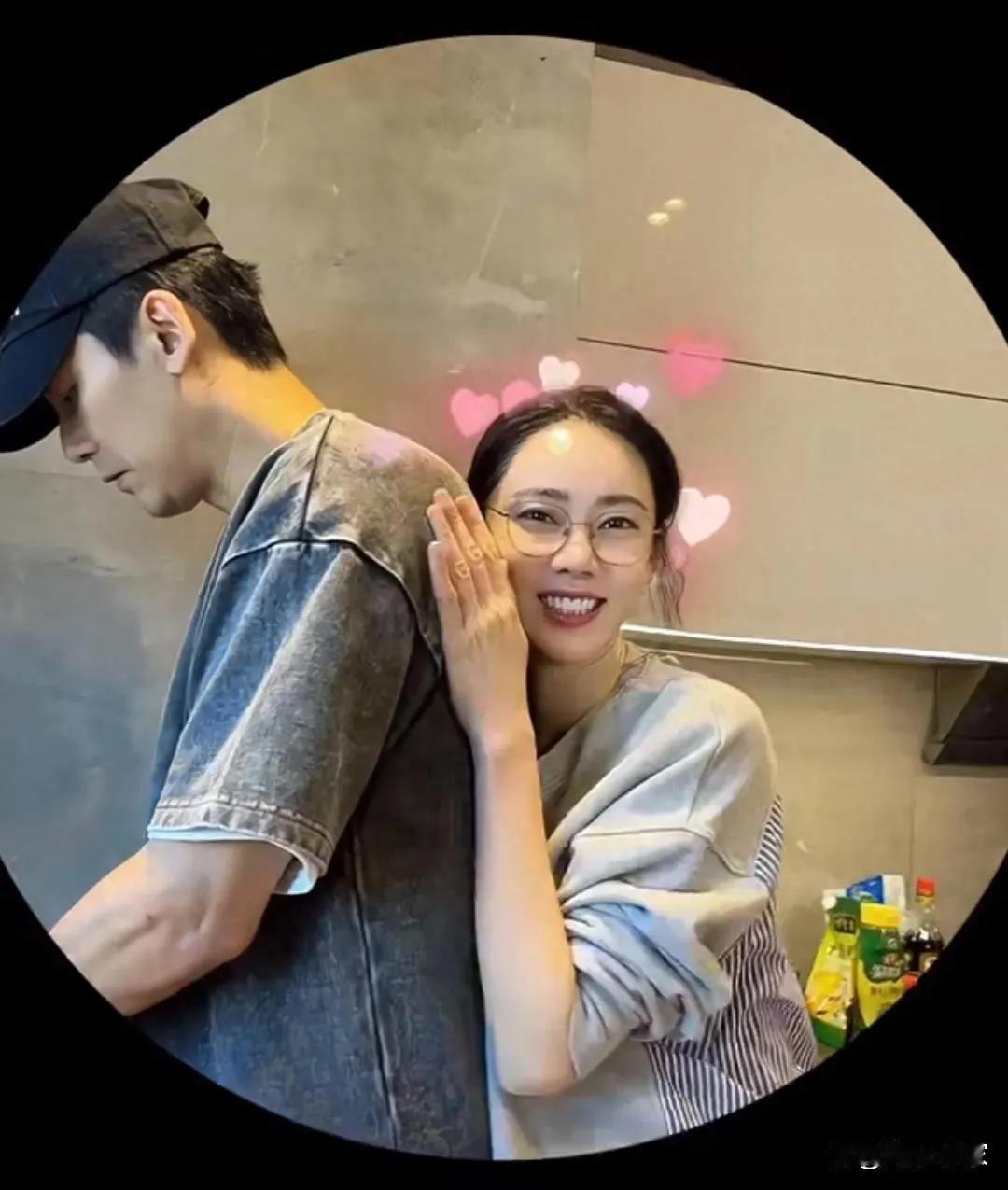 秋瓷炫和于晓光经历了风风雨雨后，仍坚守爱情，娱乐圈实属难得！
于晓光高大帅气，秋