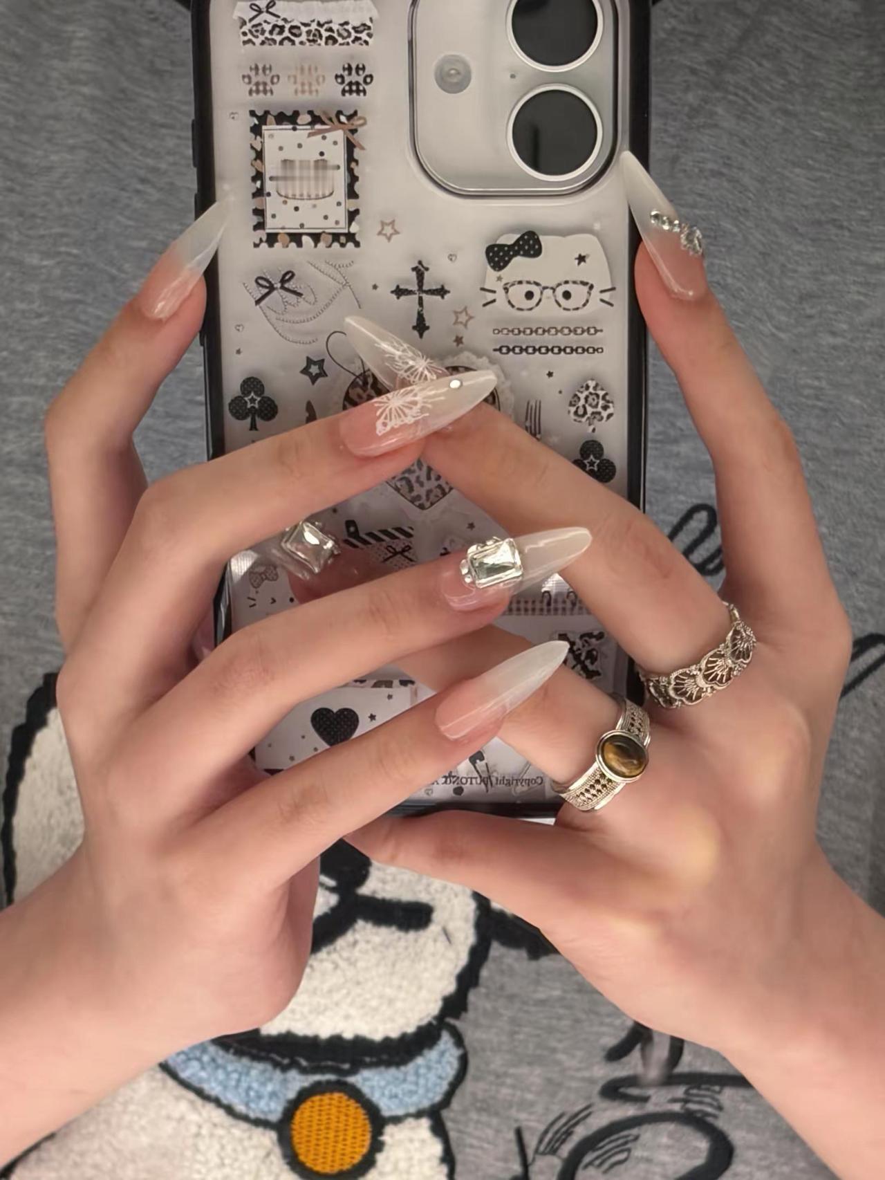 短短的头发 长长的指甲甜妹1 短发 拉拉