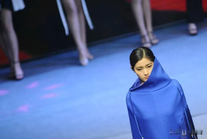 组委会回应模特冠军颜值争议：颁错了 组委会回应模特冠军颜值争议：颁错奖
11月1