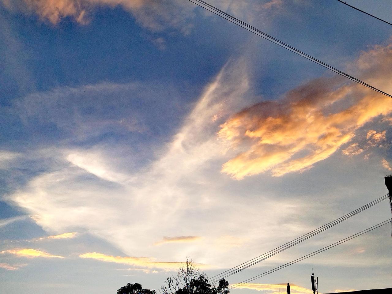 又凑够一组天空随拍啦～今天也是认真收藏云的一天✨少低头，多抬头看看天上的云吧～