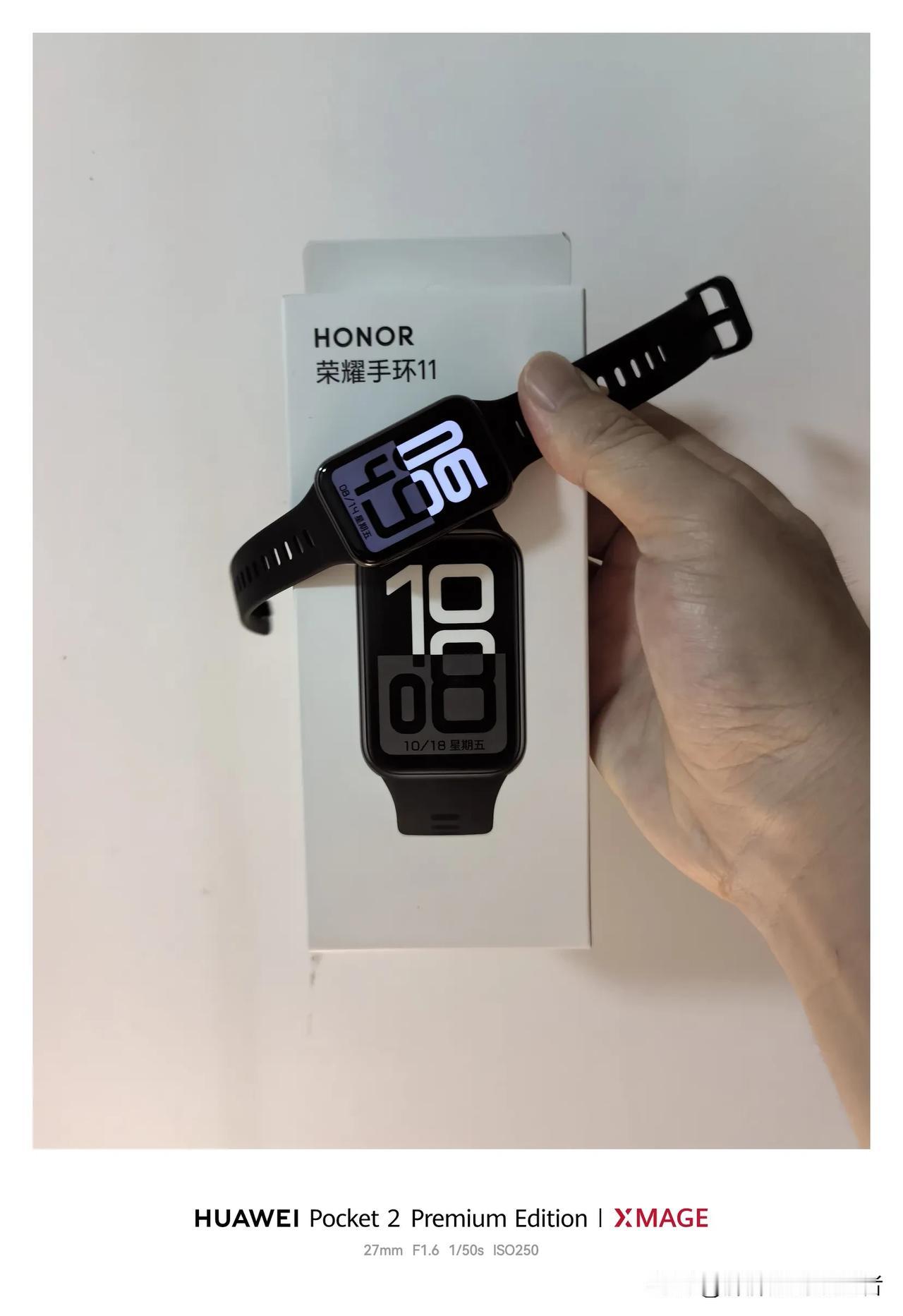 荣耀手环11真的是太轻便了！
佩戴在手腕上，完全没有任何负重感，就非常轻便，搭配