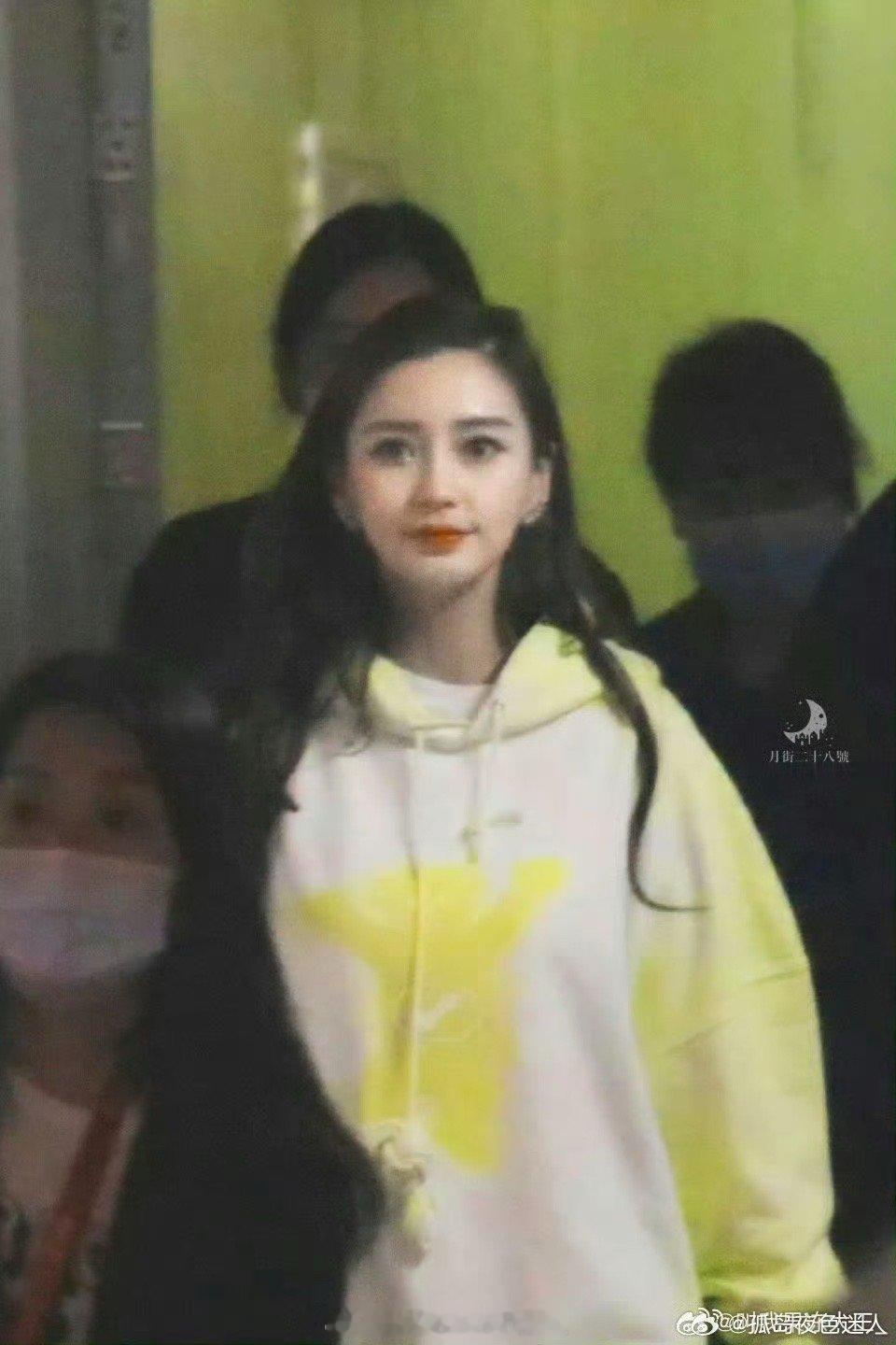 偶遇angelababy和闺蜜逛街感觉这样的生活才是最爽的 有名气有钱花有孩子没