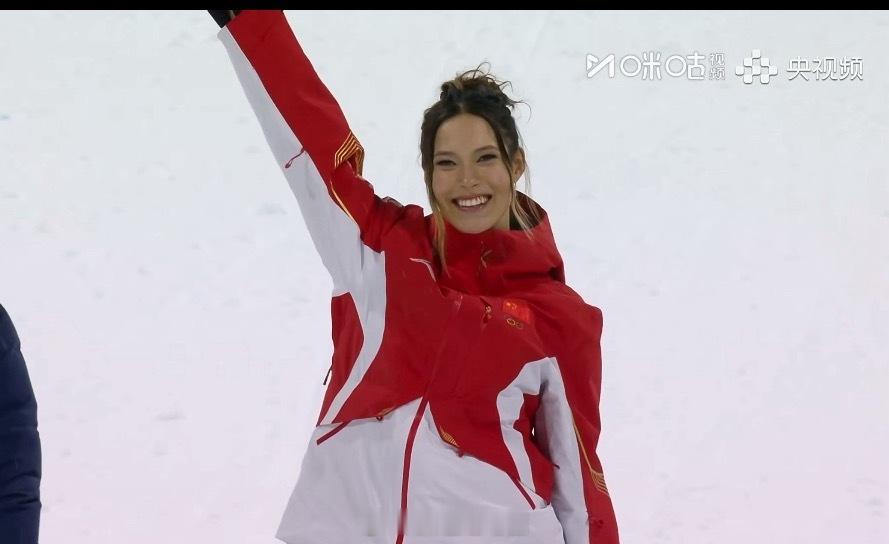 谷爱凌大跳台银牌冬奥 皑皑白雪间，一抹中国红划破长空。自由式滑雪大跳台决赛，谷爱