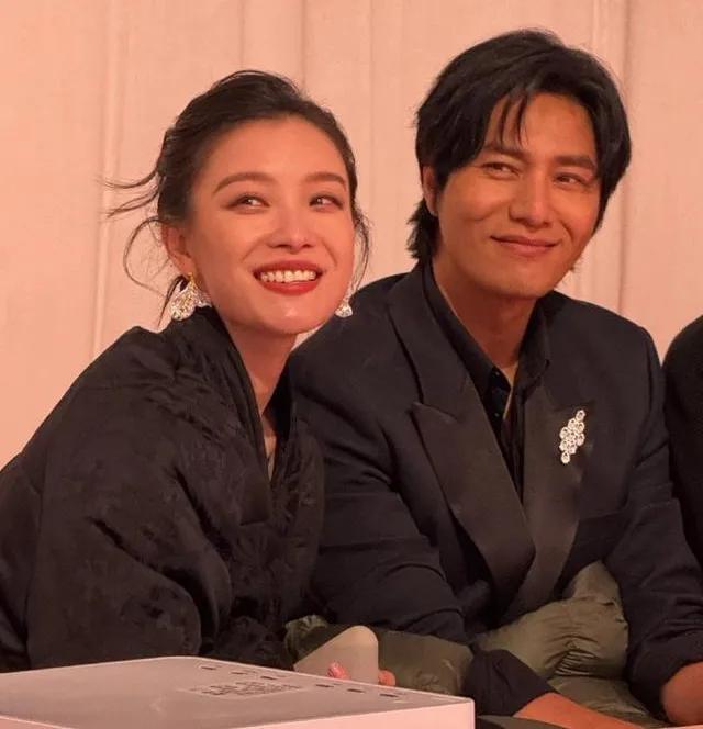 左面的美女不说了，笑总是那么迷人，她的面部表情特丰富。右面的帅哥可不是一般人，当