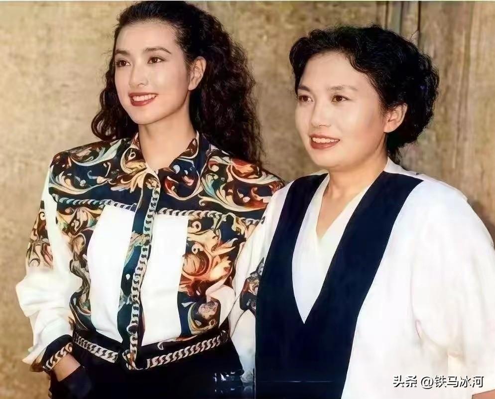 🍁偶然看到1994年张玉凤与刘晓庆的合影。
彼时刘晓庆正值事业鼎盛时期，一头大