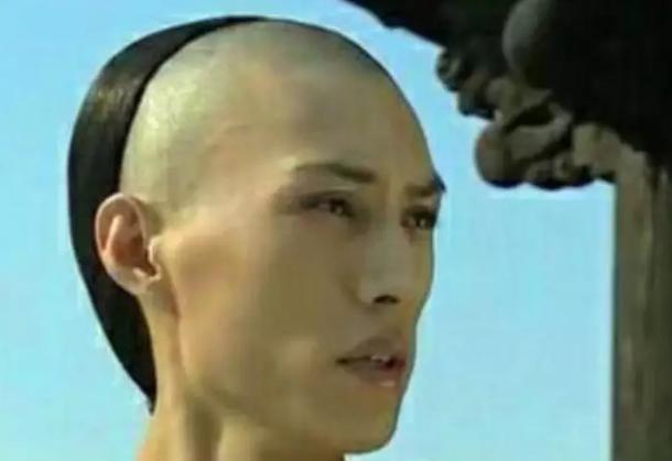 靳东年轻的时候，真的不好看！你看看靳东以前这个样子，和现在算不算判若两人。早期靳