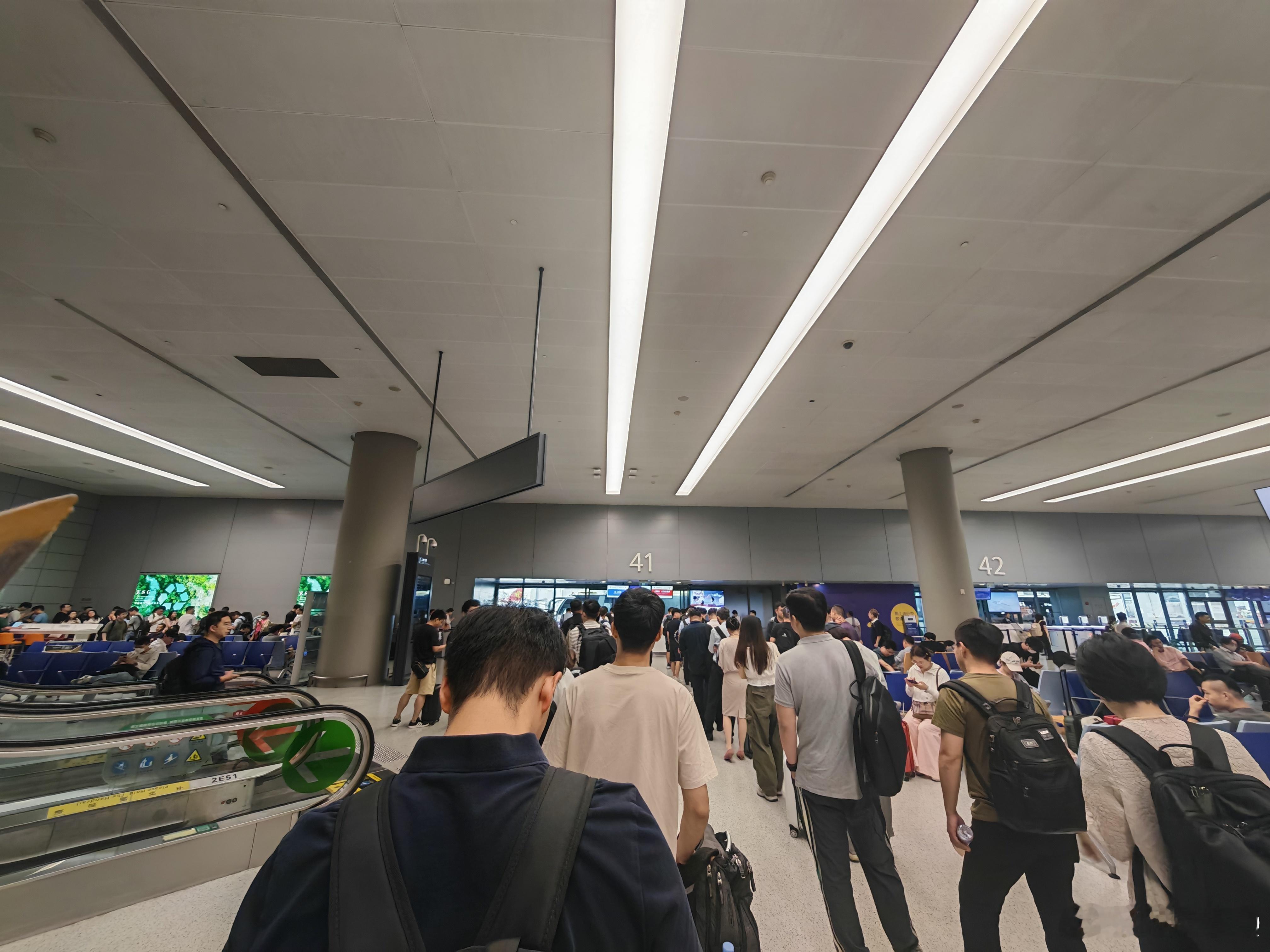 第一次感觉金银卡公务舱乘客比普通乘客多的登机排队[笑cry][笑cry][笑cr
