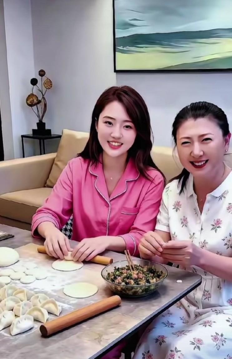 闫学晶总跟儿媳妇一起晒幸福，儿媳妇也只能配合她作秀。实际上，闫学晶挺虚伪的，表面